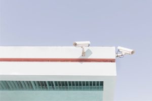 Image presentant des cameras de surveillance surveillant l-exterieur