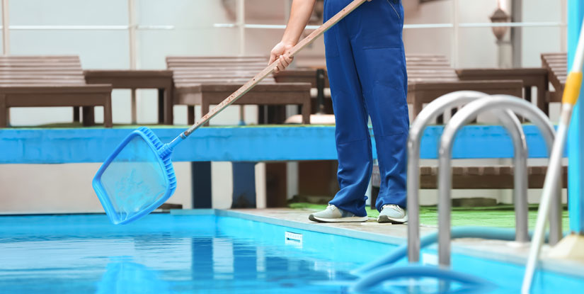 nettoyer une piscine